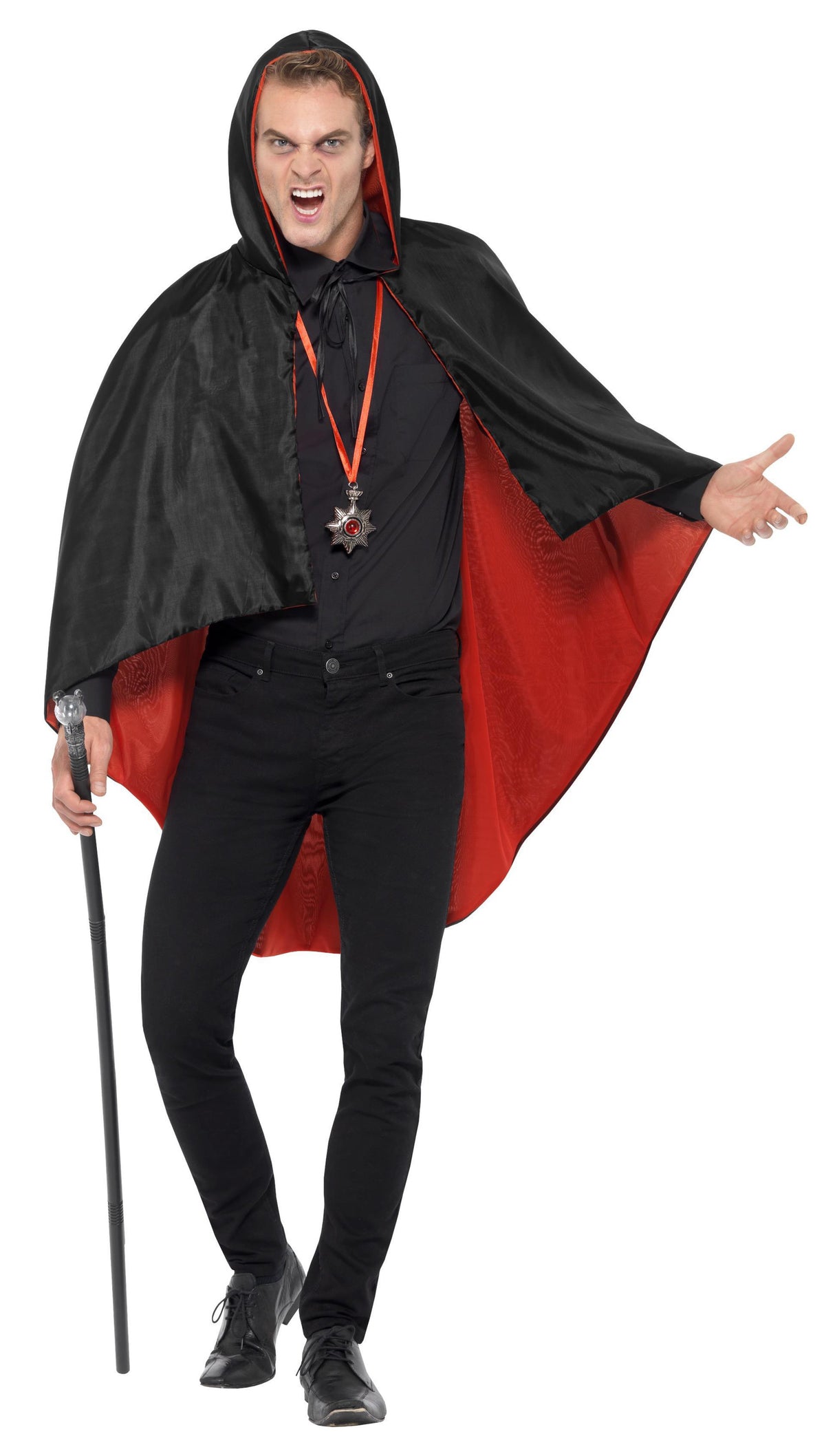 Vampyyrin asusetti; viitta, sauva ja medaljonki