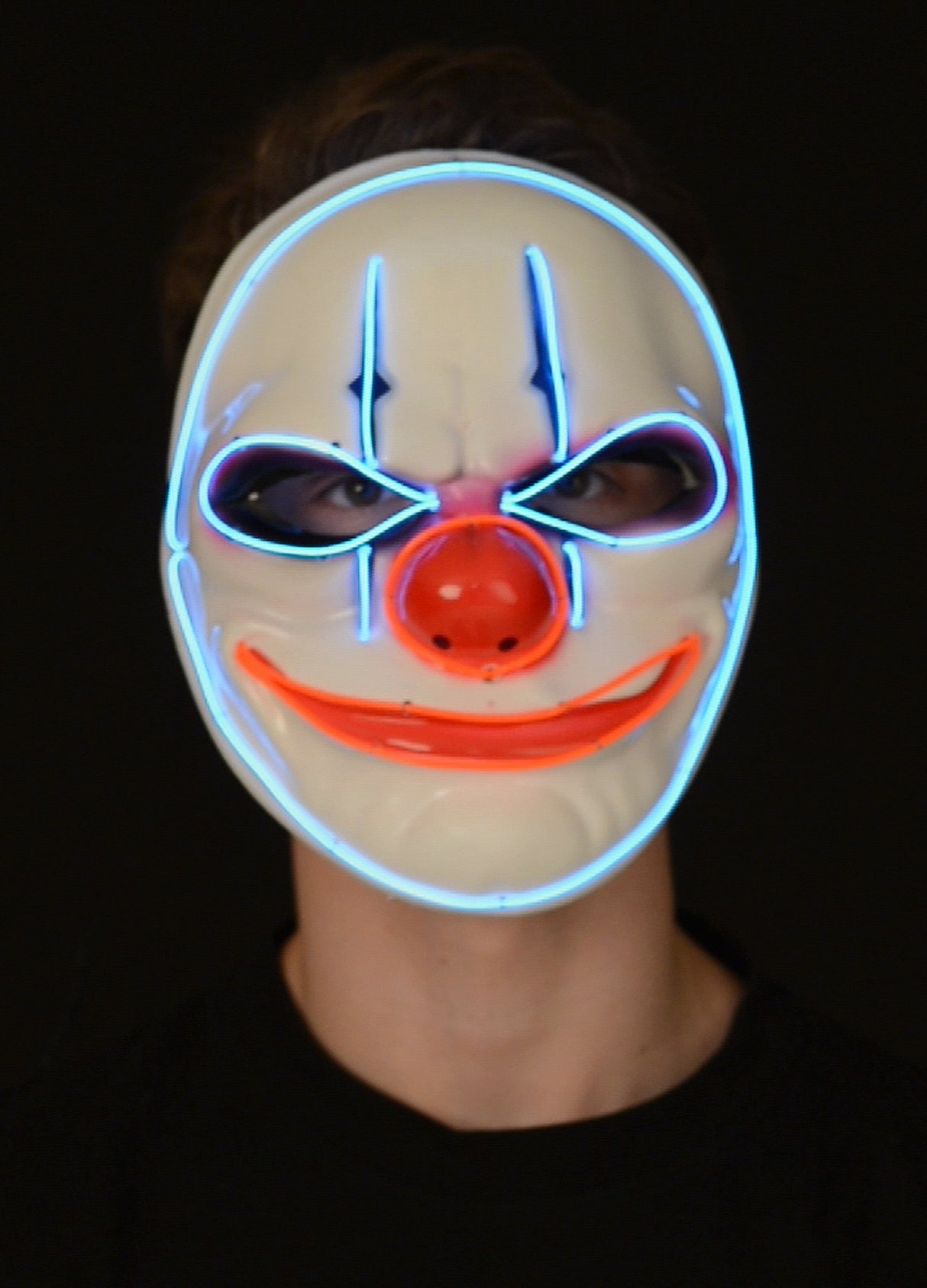 Naamari kauhuklovni led-valoilla