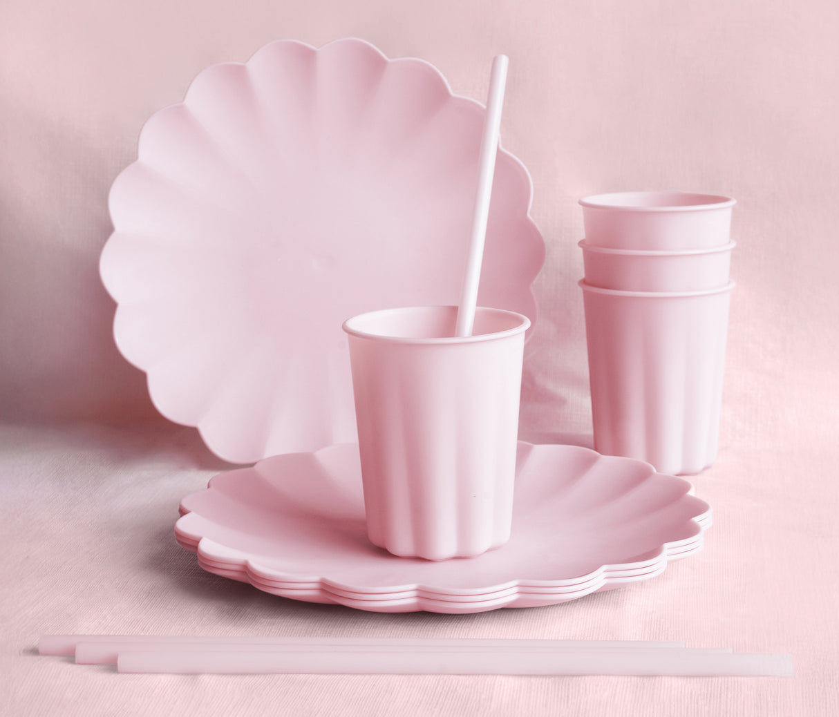 Muovipilli uudelleenkäytettävä puhdistusharjalla 23 cm v.punainen 12 kpl/pkt