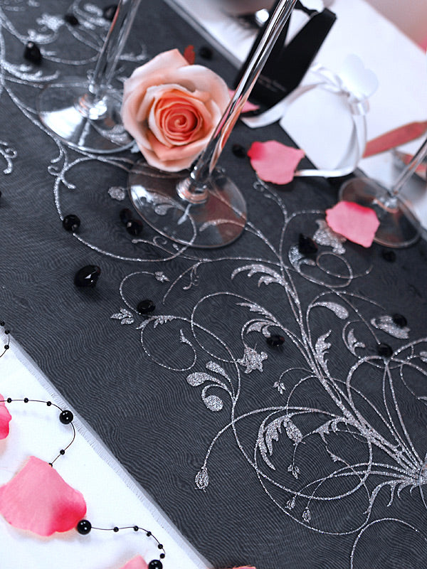 Musta organza hopeakuviolla 900 x 36 cm