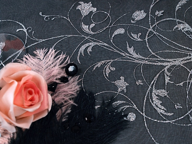 Musta organza hopeakuviolla 900 x 36 cm