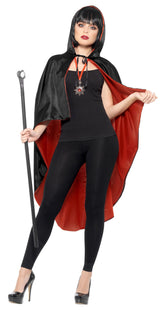 Vampyyrin asusetti; viitta, sauva ja medaljonki